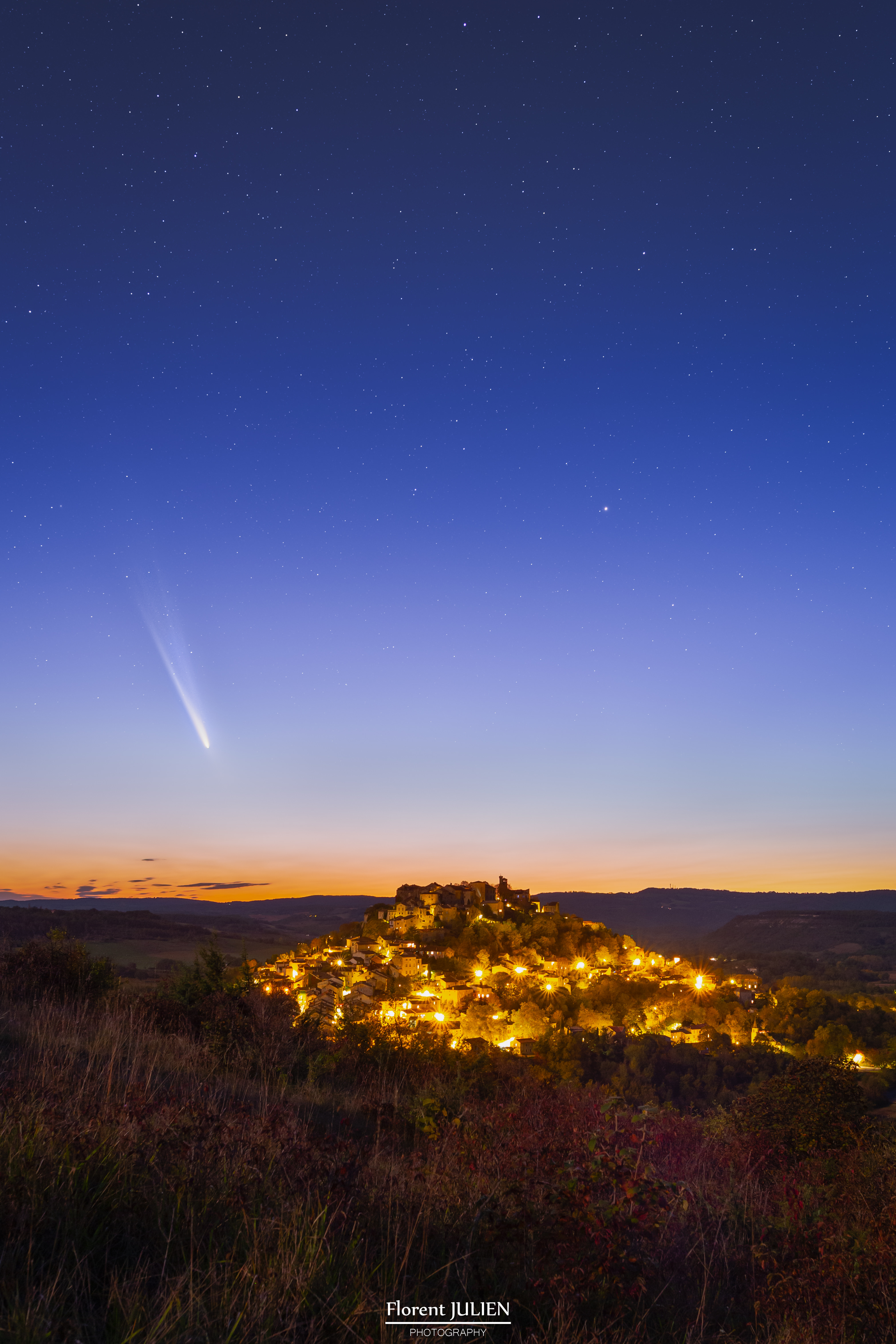 La comète Tsuchinshan-ATLAS au dessus du village de Cordes-sur-Ciel